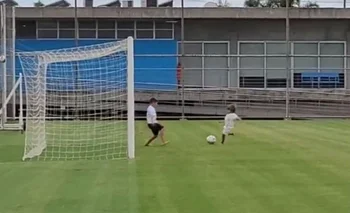 Los hijos de Suárez jugaron al fútbol en Gremio y sorprendieron a un periodista