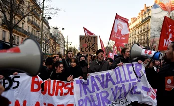 Los manifestantes, en su mayoría jóvenes, desfilaron pacíficamente por París, Niza, Marsella, Toulouse, Nantes y otras ciudades