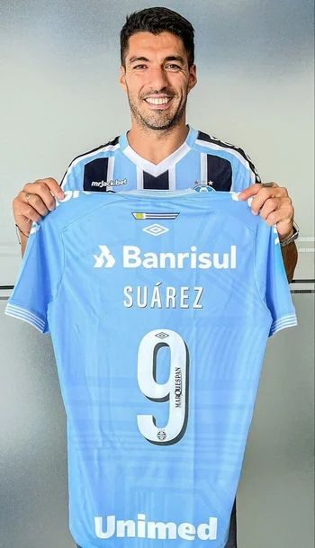 Luis Suárez con la camiseta celeste de Gremio