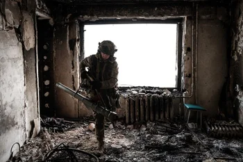 Soldado ucraniano toma posición en la defensa de Bamjut
