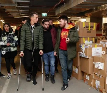Fernando Muslera en tareas de ayuda tras el terremoto en Turquía