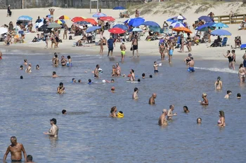 Playa de Montevideo, gente bañandose.