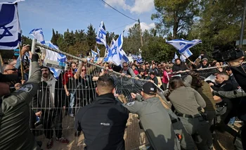Los manifestantes llegaron desde distintos puntos de Israel y se concentraron en los alrededores de la Knéset (Parlamento) portando banderas israelíes