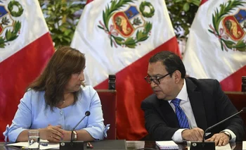 La presidenta de Perú, Dina Boluarte, fue denunciada por organismos defensores de los derechos humanos