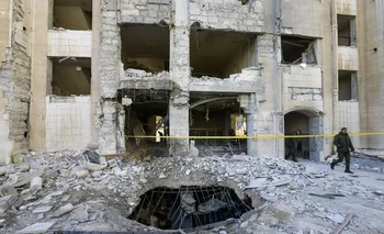 Un bombardeo israelí dejó al menos 15 muertos y destruyó un edificio residencial en la capital siria de Damasco.