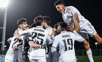 Álvaro Rodríguez celebra con sus compañeros de Real Madrid Castilla el triunfo sobre Leganés que los deposita en la punta