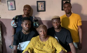 Christian Ebere, con el pelo rubio, junto a su madre y sus tres hermanos en Nigeria