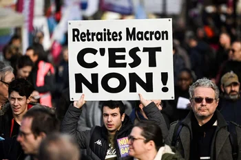 Pese al repudio generalizado a la reforma previsional que impulsa el presidente de Francia, el gobierno mantiene su plan