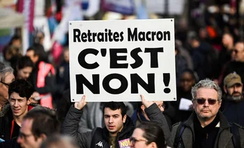 Pese al repudio generalizado a la reforma previsional que impulsa el presidente de Francia, el gobierno mantiene su plan