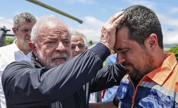Lula sobrevoló la ciudad costera del municipio de Sao Sebastiao, en el Estado de Sao Paulo, junto con ministros del gabinete antes de reunirse con funcionarios locales