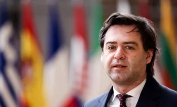 Popescu formuló un urgente llamado al bloque europeo para colocar a los "políticos y oligarcas corruptos que con Rusia están tratando de desestabilizar a Moldavia" en una lista negra de congelación de activos y prohibición de visas.