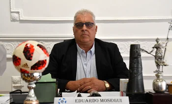 Eduardo Mosegui lleva 33 años como dirigente de fútbol