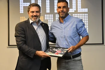Gastón Tealdi le entrega a Christian Ferreyra, mejor árbitro de 2022
