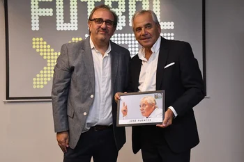 Jorge Casales le entrega el premio a José Fuentes, mejor dirigente en 2022