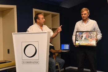 Sebastián Bauzá recibió el premio de Felipe Carballo, mejor jugador de 2022, que se encontraba en Gremio; entregó Luis Eduardo Inzaurralde