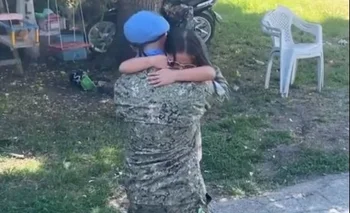 Abrazo entre el militar que volvió del Congo y su hija