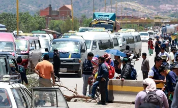 Los bloqueos, que se intensificaron los últimos días, mantienen incomunicadas las regiones occidental y oriental de Bolivia desde hace más de una semana. 