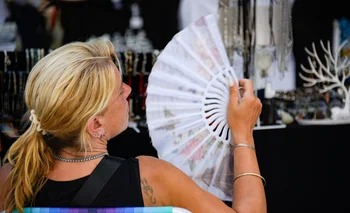 Mujer abanicándose en Montevideo durante la ola de calor