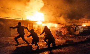 Imágenes dantescas provocadas por la bola de fuego que generó la explosión en un barrio de Nairobi.