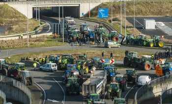 Tractorazos masivos en Francia y otros países de Europa en demanda de protección a la producción local.