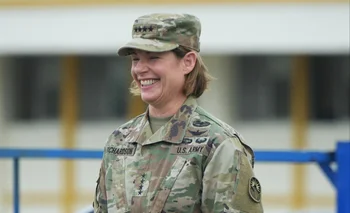 La comandante del Comando Sur de los Estados Unidos, Laura Richardson,  durante su visita al fuerte militar Huancavilca en Guayaquil, Ecuador