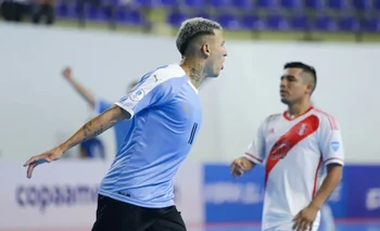 Brandon Díaz festeja su gol para las seleción uruguaya ante Perú en el debut de la Copa América de fútbol sala