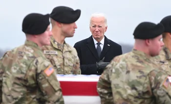 Biden recibió los cuerpos de los soldados muertos en Jordania horas antes de iniciarse el bombardeo a Irak y Siria.