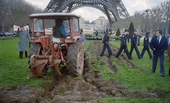Demostración de agricultores frente a la torre Eiffel.