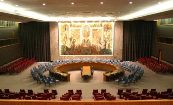 “Pedimos una reunión urgente del Consejo de Seguridad ante la amenaza a la paz creada por los bombardeos estadounidenses en Siria e Irak", dijo el representante ruso Dmitri Polianski.
