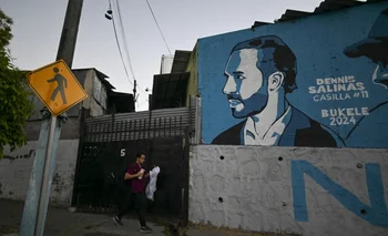 Unos 6,2 millones de salvadoreños en el país y 740.000 en el exterior votan este domingo en El Salvador.