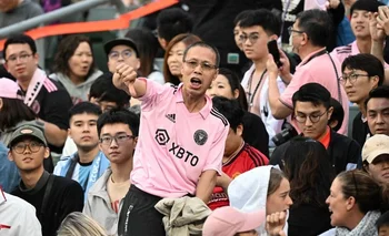 La bronca de los hinchas en Hong Kong por la no inclusión de Messi ni Suárez
