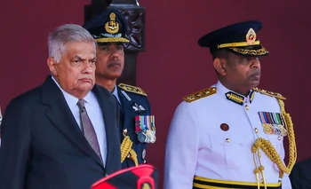 El presidente Ranil Wickremesinghe (izq.) asiste a las celebraciones del 76º Día de la Independencia de Sri Lanka. 