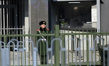 Después de anunciarse la condena, la policía militar china reforzó la custodia alrededor de la embajada australiana en Beijing.