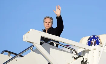 El secretario de Estado, Antony Blinken, saluda al abordar el avión que lo llevará a Medio Oriente. 