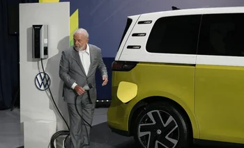 Lula carga un auto eléctrico en la fábrica Volkswagen durante la gira por San Pablo. 
