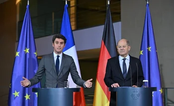 La divergencia quedó en evidencia durante una conferencia del jefe del gobierno alemán Olaf Scholz (Der.) y el primer ministro de Francia Gabriel Attal (Izq.). 