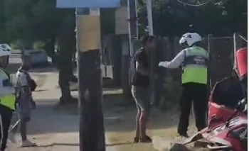 El momento de la agresión al policía de tránsito
