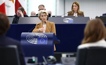La presidenta de la Comisión Europea, la alemana Ursula Von der Leyen durante el debate del Parlamento Europeo en Estrasburgo este martes donde planteó las concesiones a los agricultores europeos.