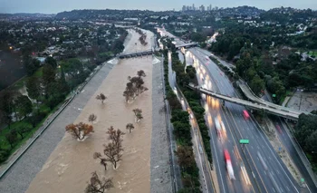 Vista aérea del río Los Ángeles, en el sur de California, azotado por una poderosa tormenta atmosférica de larga duración.