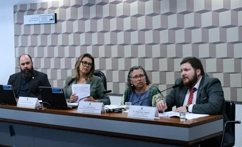 La especialista Suely Araújo (segunda desde la derecha), del Observatorio del Clima, dijo que es “urgente” que el gobierno atienda las demandas.