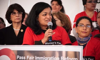 La representante demócrata por Washington, Pramila Jayapal, dijo que el proyecto será una “bendición” para los traficantes de personas que se aprovechan de los inmigrantes.