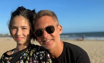 Adrián Suar conmovió al mostrar sus tiernas fotos con su hija en la playa: "con vos siempre"