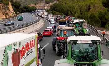Varios tractores cortan la autovía A-30 a la altura del puerto de la Cadena en dirección Murcia. 