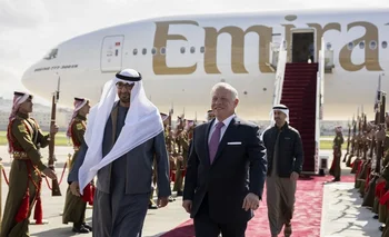 El rey de Jordania, Abdullah II (derecha), junto al presidente de Emiratos Árabes Unidos, Mohamed bin Zayed bin Sultan Al Nahyan, con quien se reunió el martes.