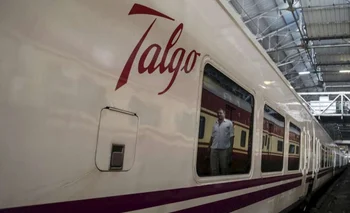 Un tren de Talgo en la estación central de Bombay, en India. 