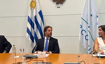Luis Lacalle Pou acompañado del secretario de Presidencia, Rodrigo Ferrés, y la prosecretaria Mariana Cabrera