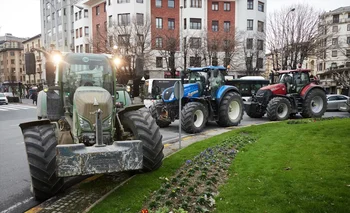 Agricultores durante una manifestación de tractores por el centro de Pamplona durante la tercera jornada de protestas de los ganaderos y agricultores para pedir mejoras en el sector
