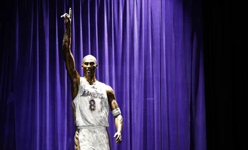 La primera de las tres estatuas que se colocarán en honor a Kobe Bryant