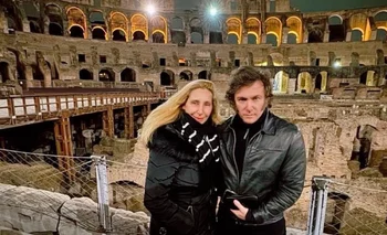 El presidente javier Milei, y su hermana Karina, el viernes, posando junto al Coliseo de Roma.