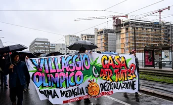 Manifestantes contra los Juegos Olímpicos en Milán-Cortina llevan un cartel con la inscripción “Villa Olímpica o casa para todos”. 